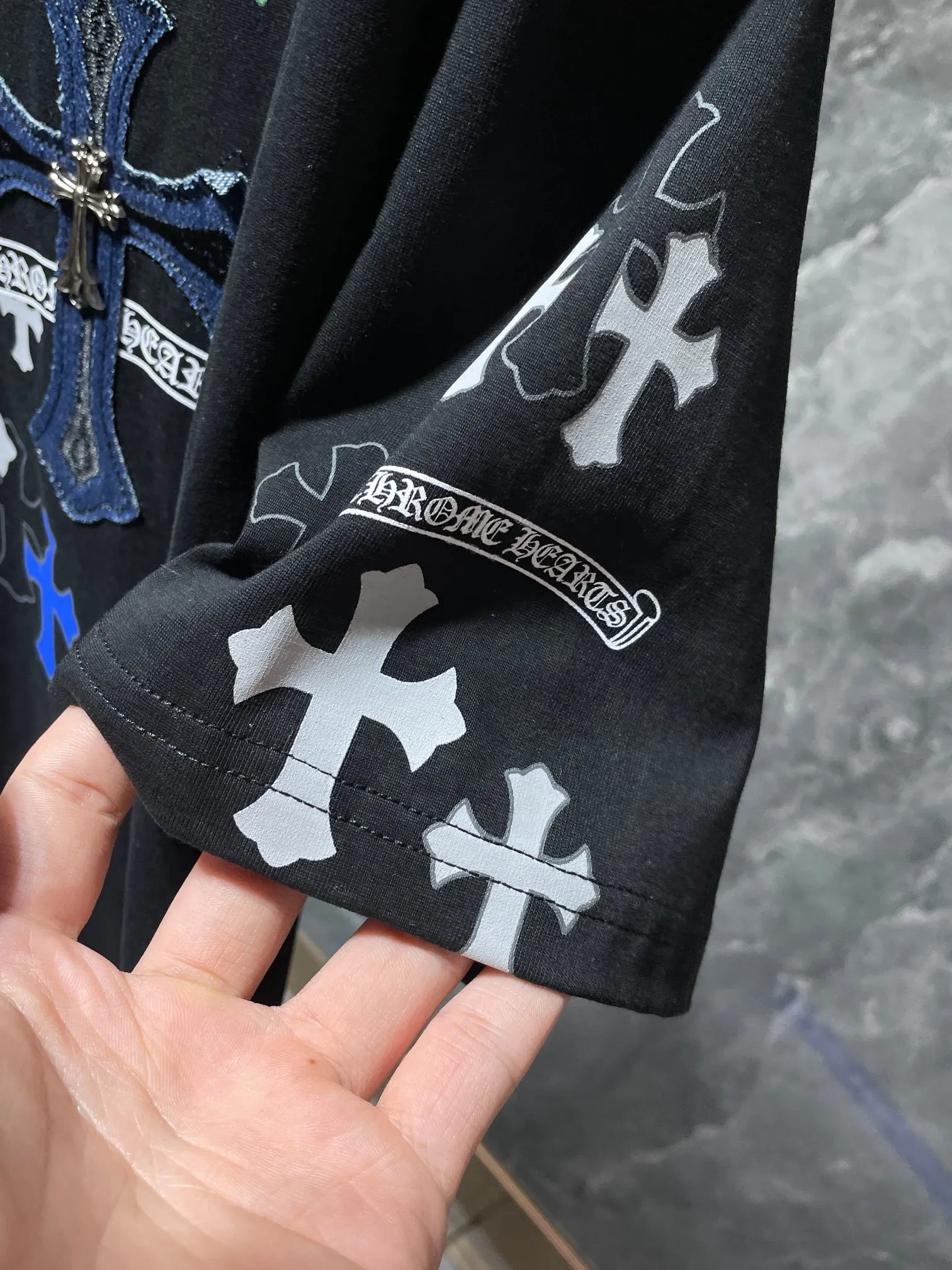 P160 ✨New arrival✨ Chrome Hearts 25ss High gram weight, environmentally friendly and high-quality top-quality fabric 260g~270g Cross Sanskrit patchwork leather overlapping metal short-sleeved T-shirt Heavy hand-cut patchwork embroidery process➕Tajima machine embroidery➕Handmade willows Counter synchronization 1:1 replica version 🌈Recommended colors: black white 🌈 Size: S, M, L, XL